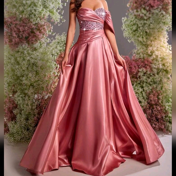 Elegant Pink Glossy Satin Stitching, Three-Dimensional Gorgeous Sequins Tobe Top - Picture 1 of 4